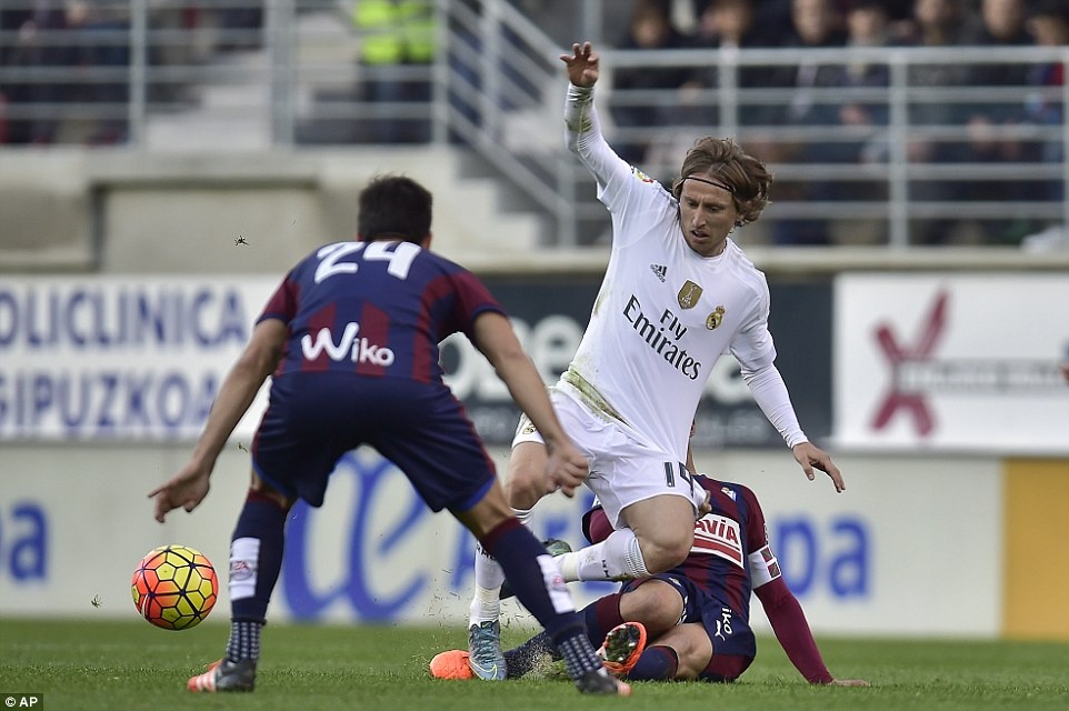 Luka Modric trở thành quân bài chơi khởi sắc nhất trong chiến thuật do Benitez xây dựng. Ảnh: Getty Images.