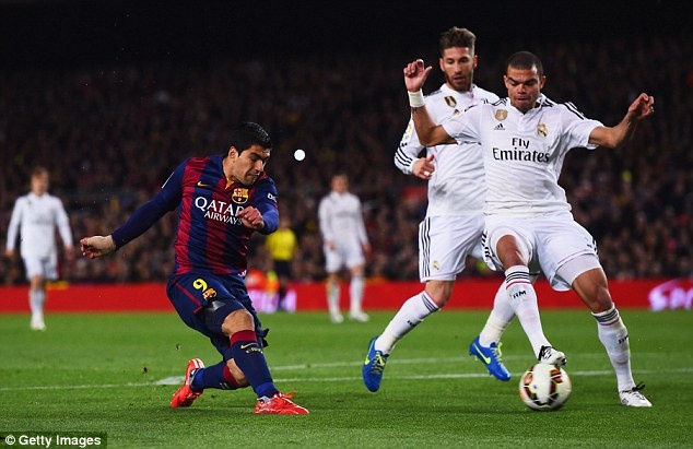 Luis Suarez có bàn thắng quan trọng ở 