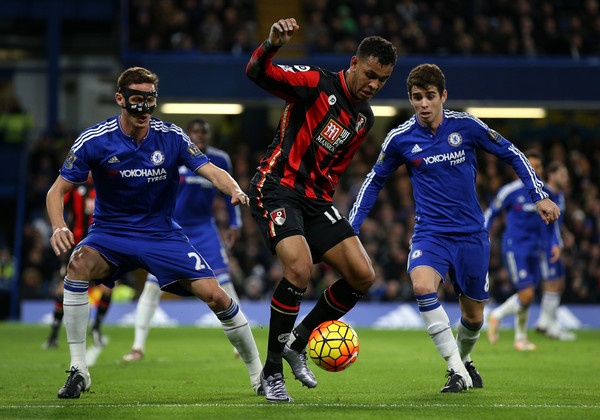 Nemanja Matic (trái) đang phải làm thay công việc của Fabregas.