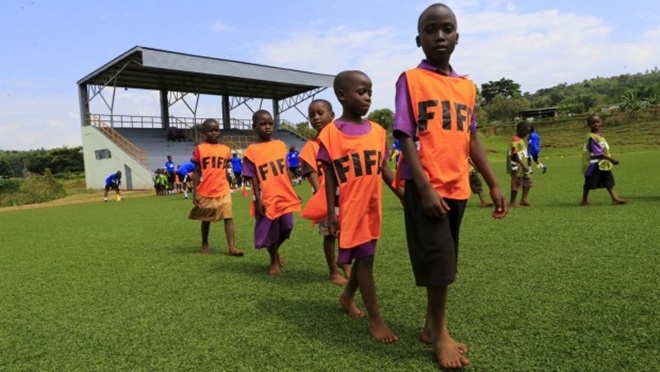 Cầu thủ nhí châu Phi tập luyện trên sân với ước mơ đổi đời.