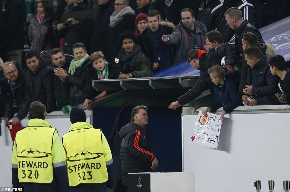 Triết lý của HLV Van Gaal không phù hợp với khán giả MU. Ảnh: Getty Images.