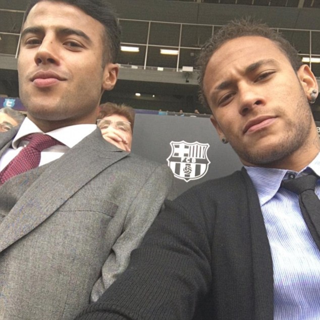 Neymar (phải) có mặt trên khán đài sân Nou Camp.