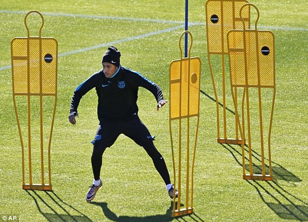 Neymar nỗ lực tập luyện trên sân.