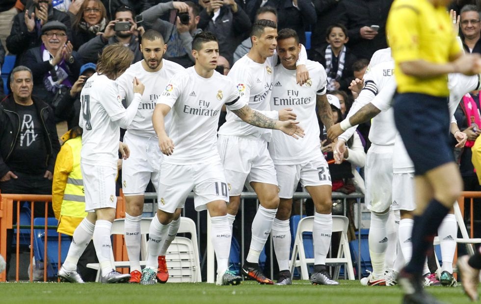 Khi Benitez chi la con roi trong tay Perez hinh anh