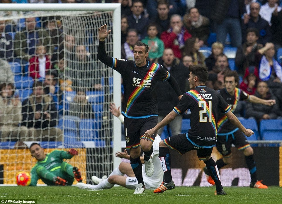 Tuyến giữa lỏng lẽo, Real Madrid để Vallecano ghi bàn dễ dàng.