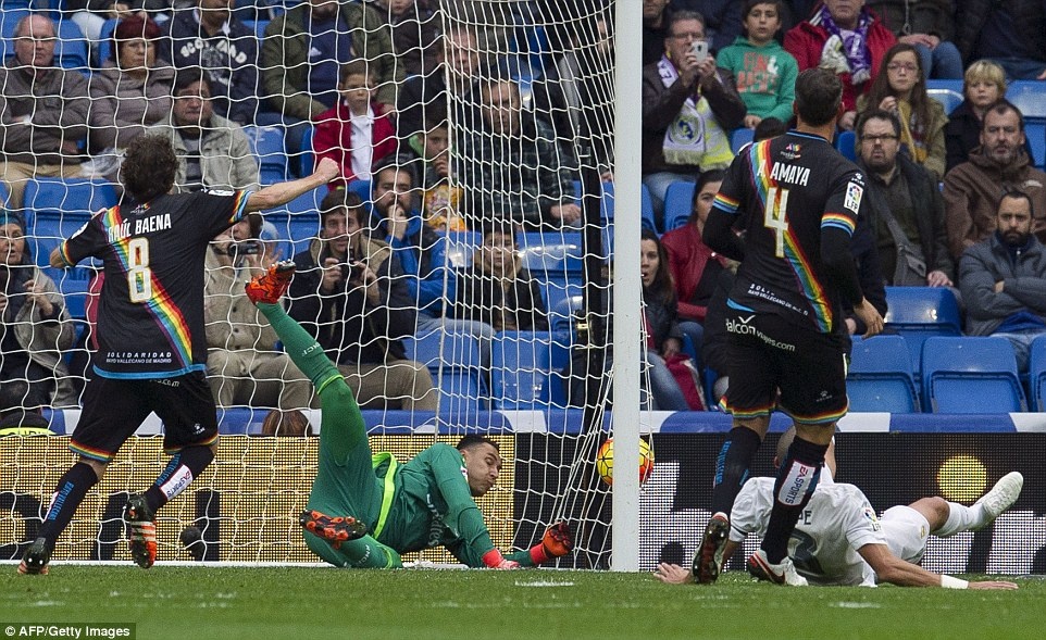 Hàng thủ Real Madrid gặp khó khăn trước Vallecano.