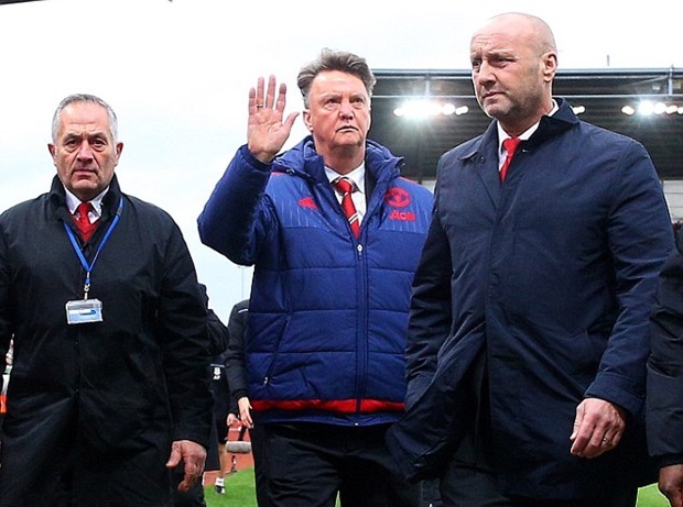 Van Gaal dua MU vao cuoc khung hoang nghiem trong hinh anh