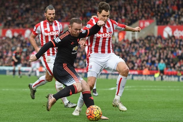 Cất Rooney trên ghế dự bị là sai lầm của Van Gaal.