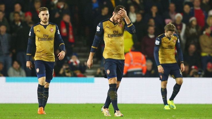 Arsenal thua tham: Sup do day chuyen? hinh anh