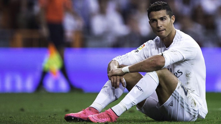 Gia tri Ronaldo thua Hazard, bang nua Messi hinh anh