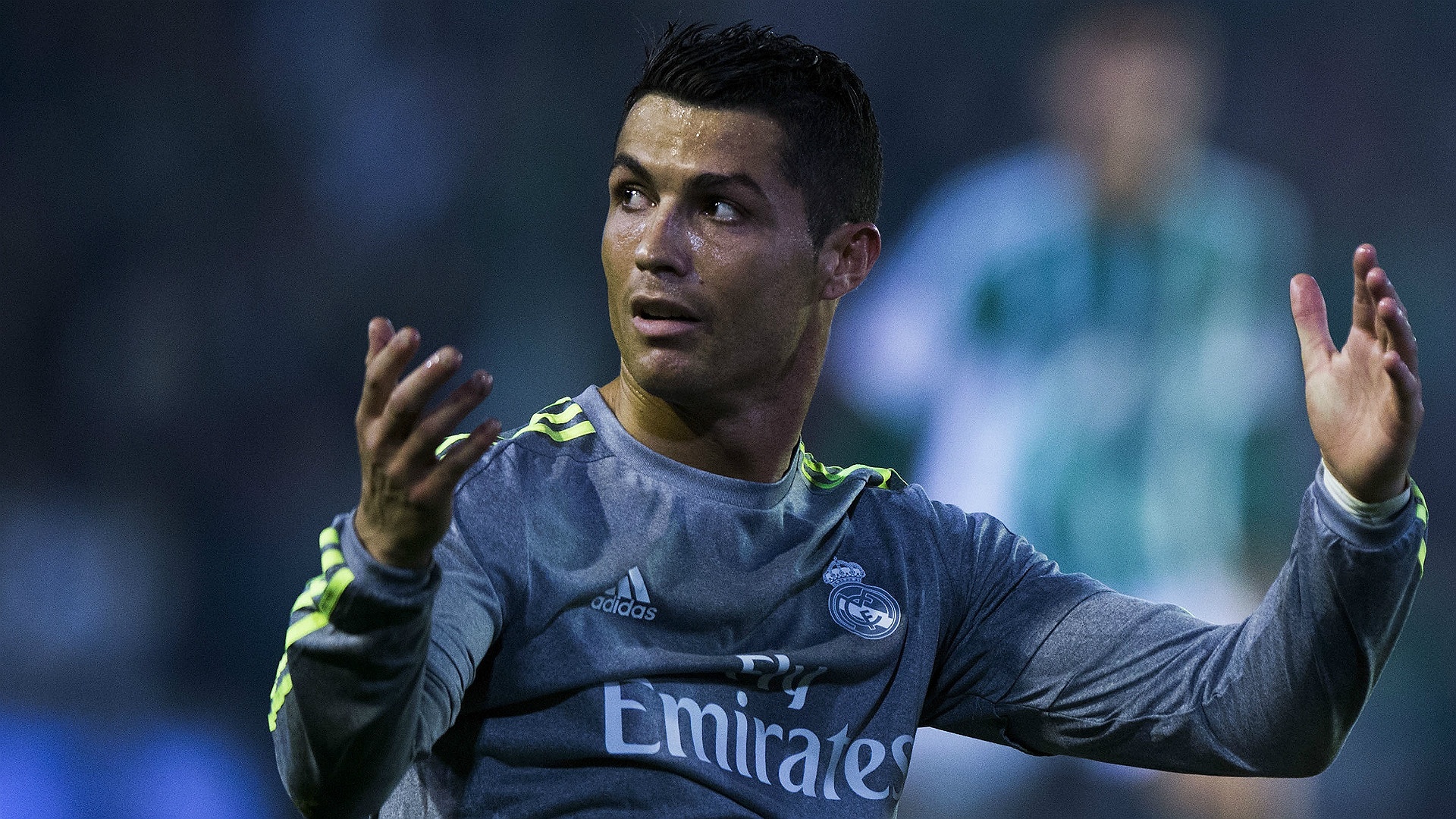 Ronaldo dang kem Messi khoang cach rat xa hinh anh