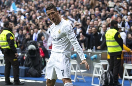 Cang chi trich, Ronaldo cang tan bao hon hinh anh