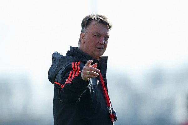Louis van Gaal muon cau thu da nhu bi kich thich tinh duc hinh anh