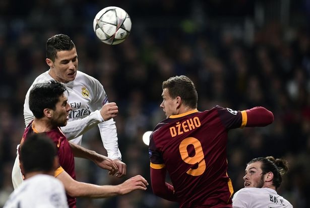 Nghich ly bong da mo ra chien thang cho Real hinh anh