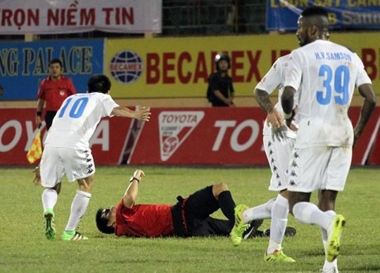 Vu Van Quyet day nga trong tai len bao nuoc ngoai hinh anh