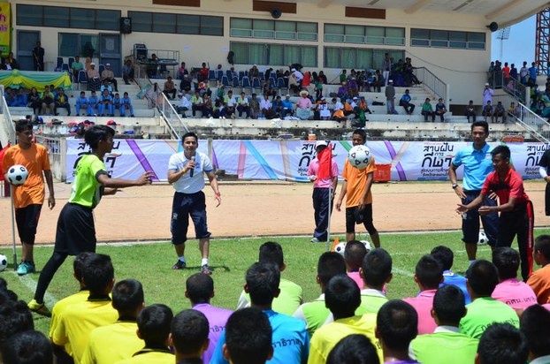 Người Thái dùng bóng đá chữa vết thương chiến tranh ảnh 1 Nguoi Thai dung bong da chua vet thuong chien tranh anh 1