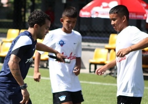 Nguoi Thai dung bong da chua vet thuong chien tranh hinh anh