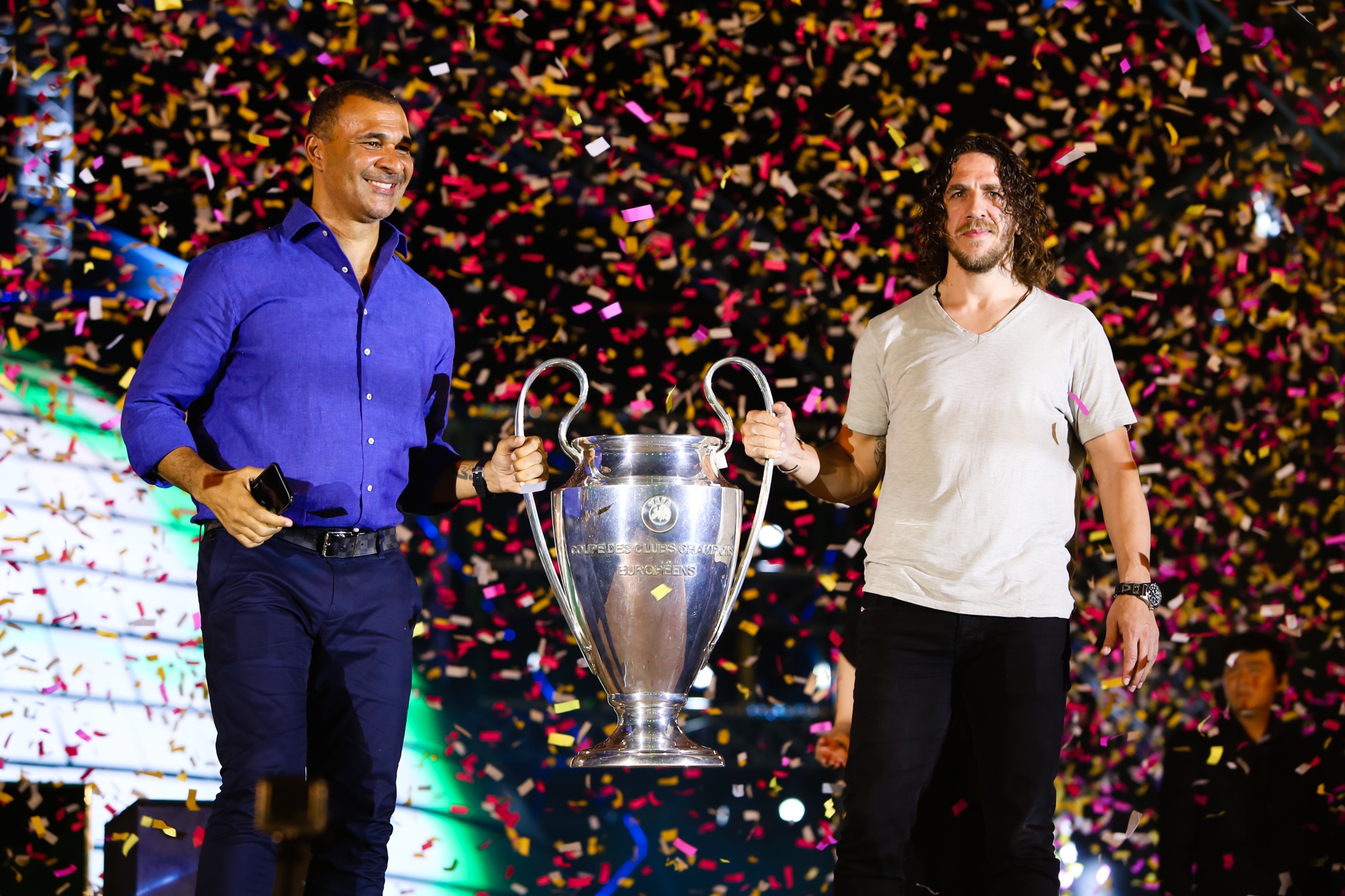 Gullit va Puyol noi xin chao bang tieng Viet anh 7