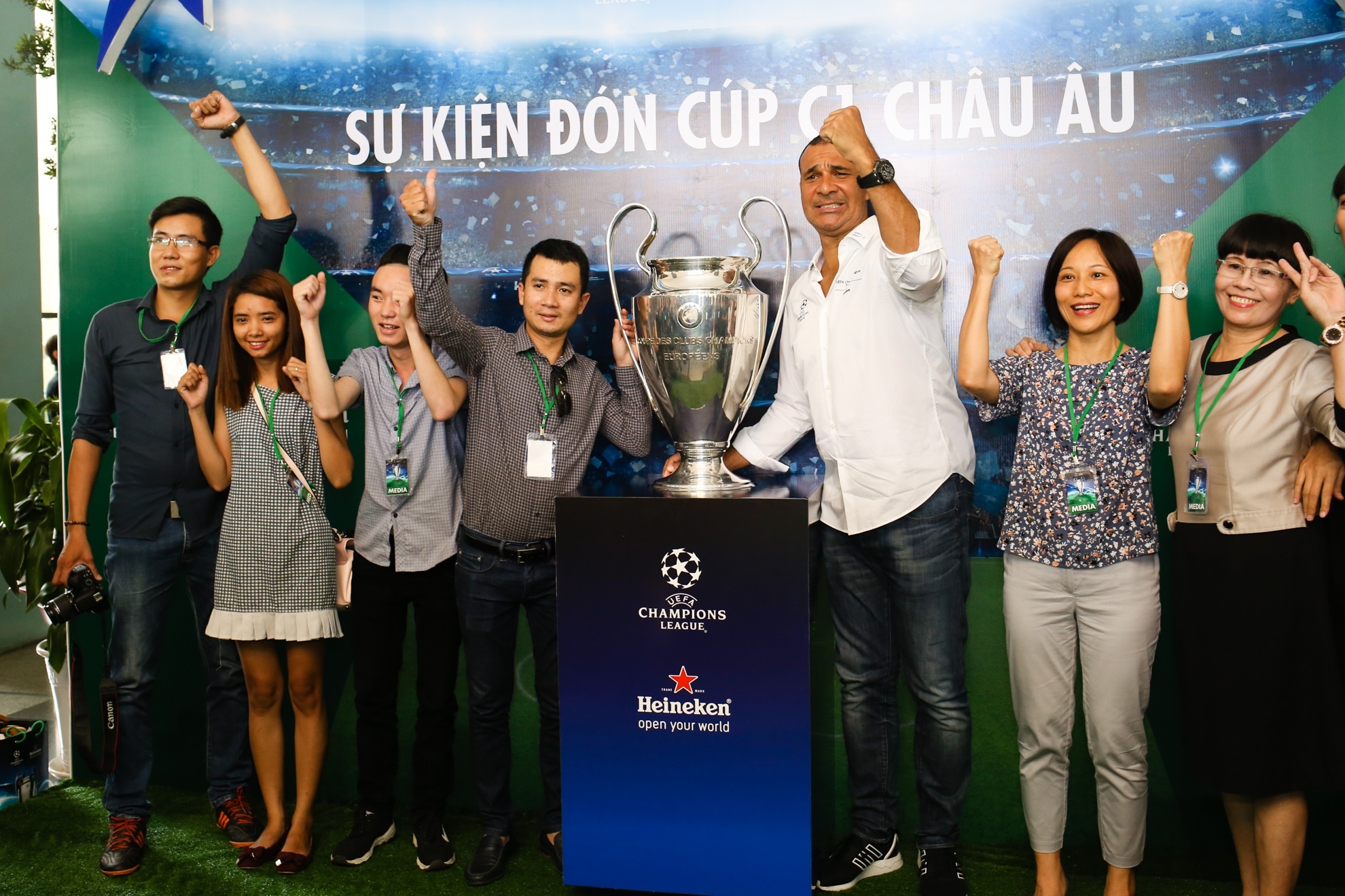 Gullit va Puyol noi xin chao bang tieng Viet anh 1