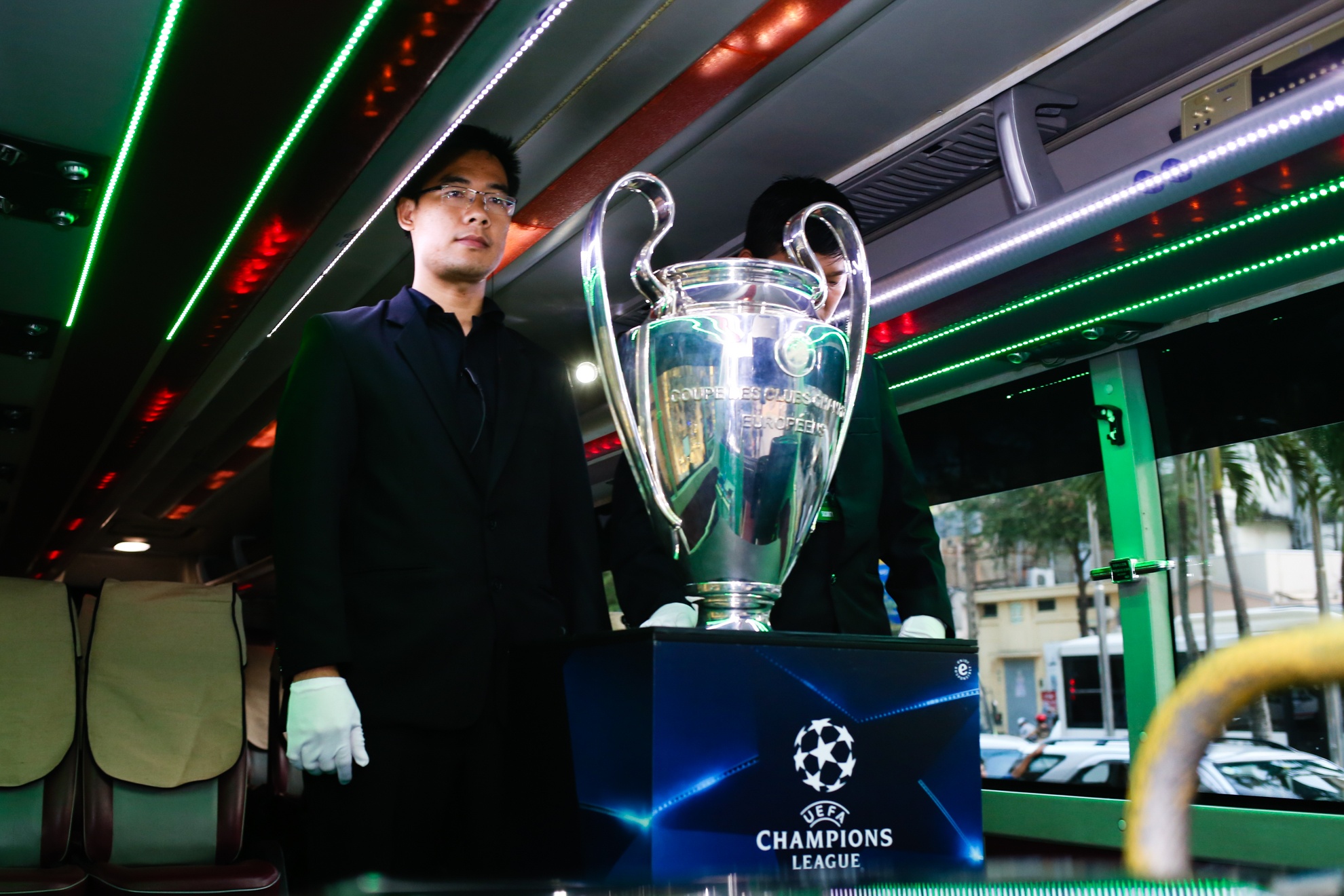 Gullit va Puyol noi xin chao bang tieng Viet anh 2