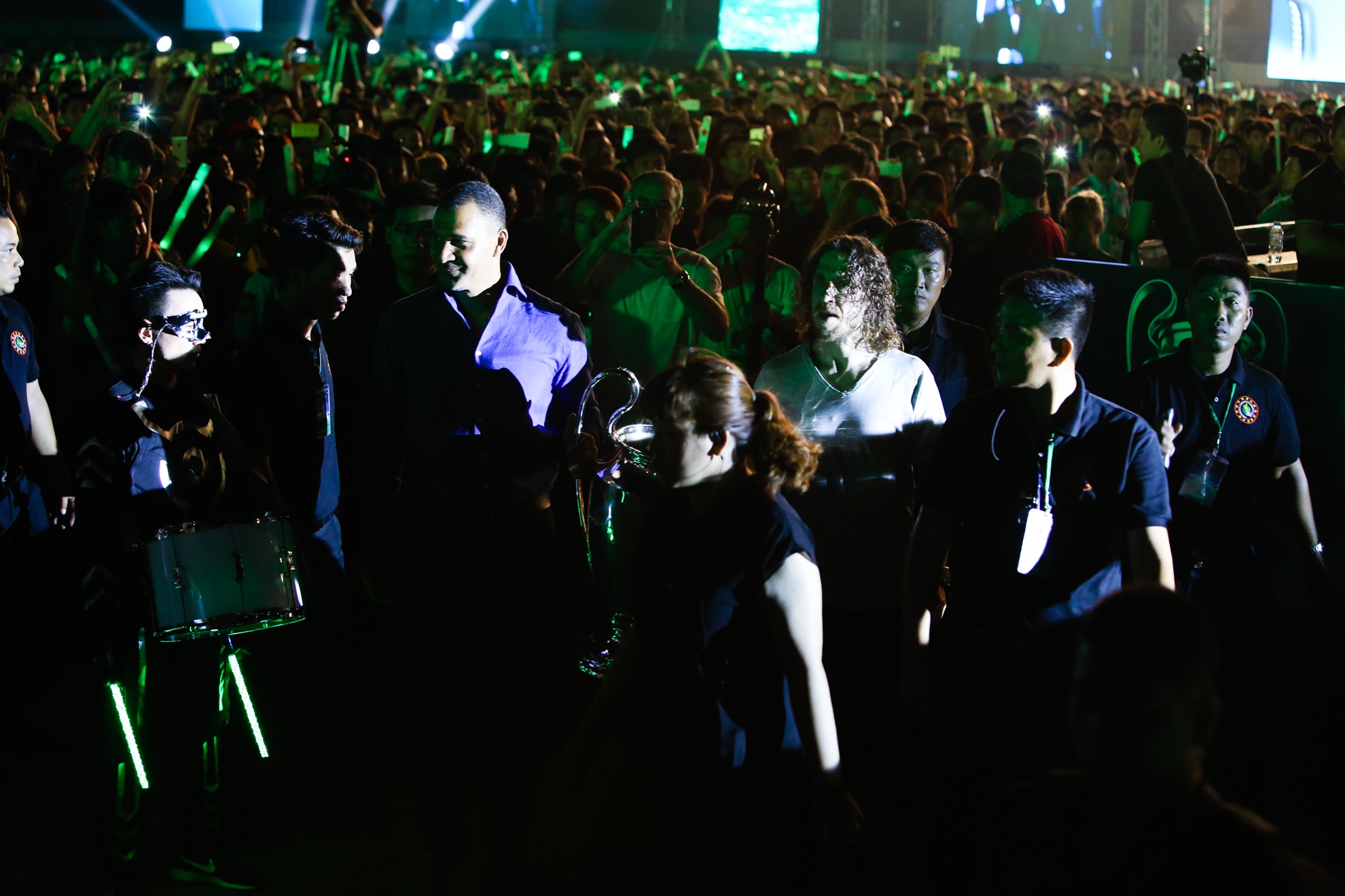 Gullit va Puyol noi xin chao bang tieng Viet anh 3