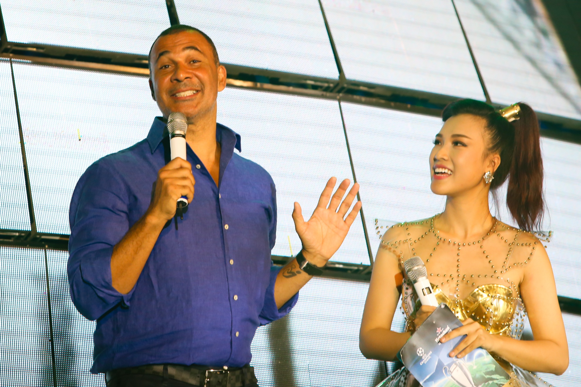 Gullit va Puyol noi xin chao bang tieng Viet anh 4