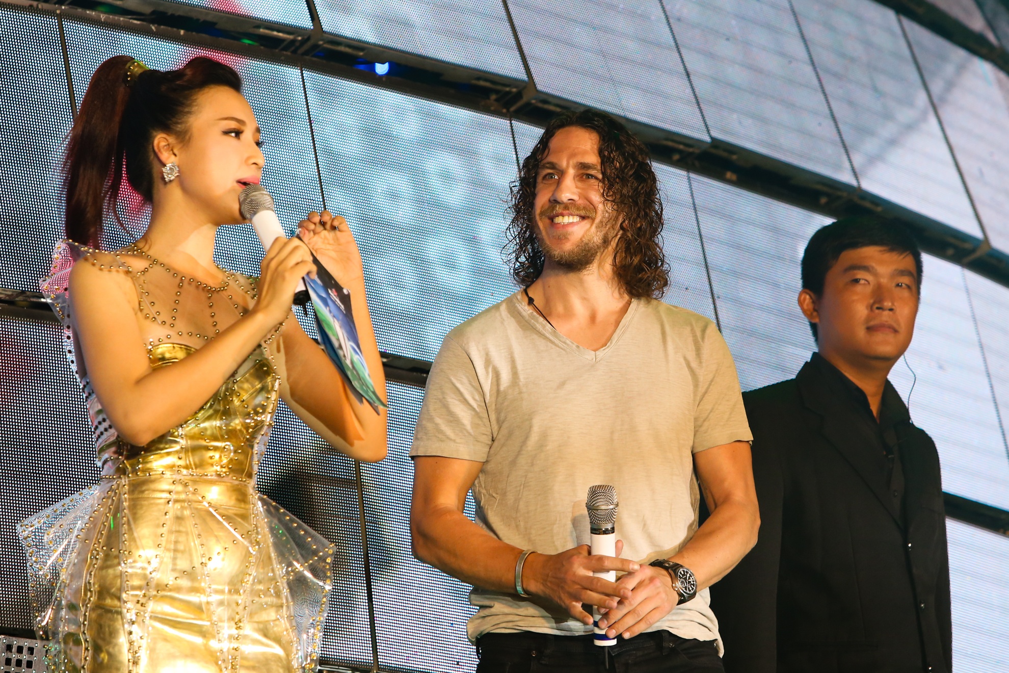 Fan thich thu khi Puyol noi xin chao bang tieng Viet hinh anh