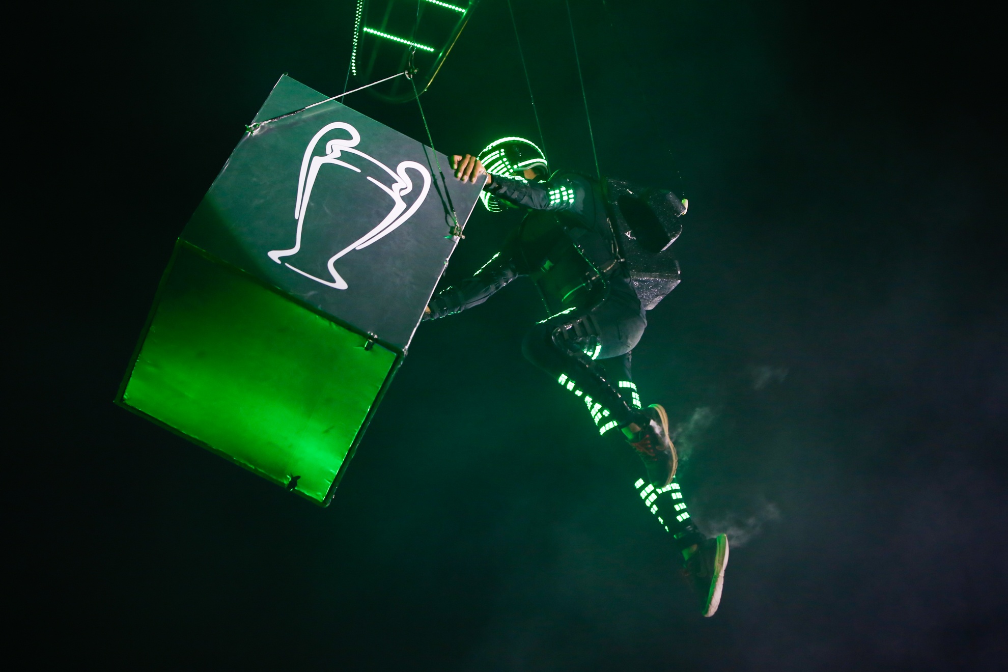 Gullit va Puyol noi xin chao bang tieng Viet anh 6