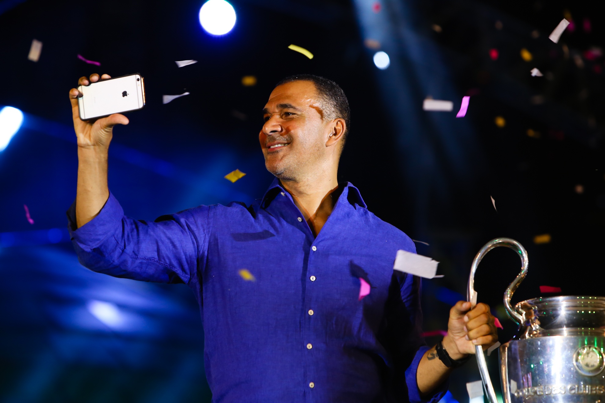 Gullit va Puyol noi xin chao bang tieng Viet anh 9