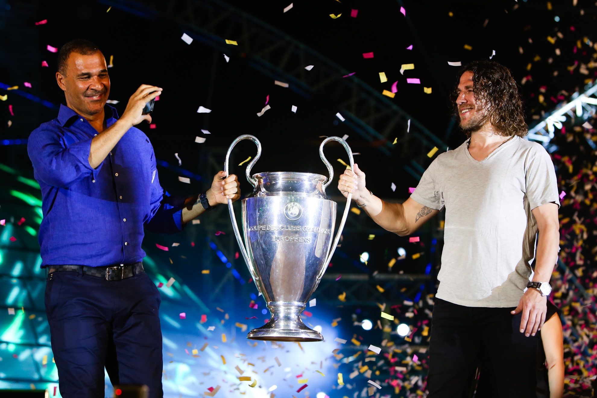 Gullit va Puyol noi xin chao bang tieng Viet anh 8