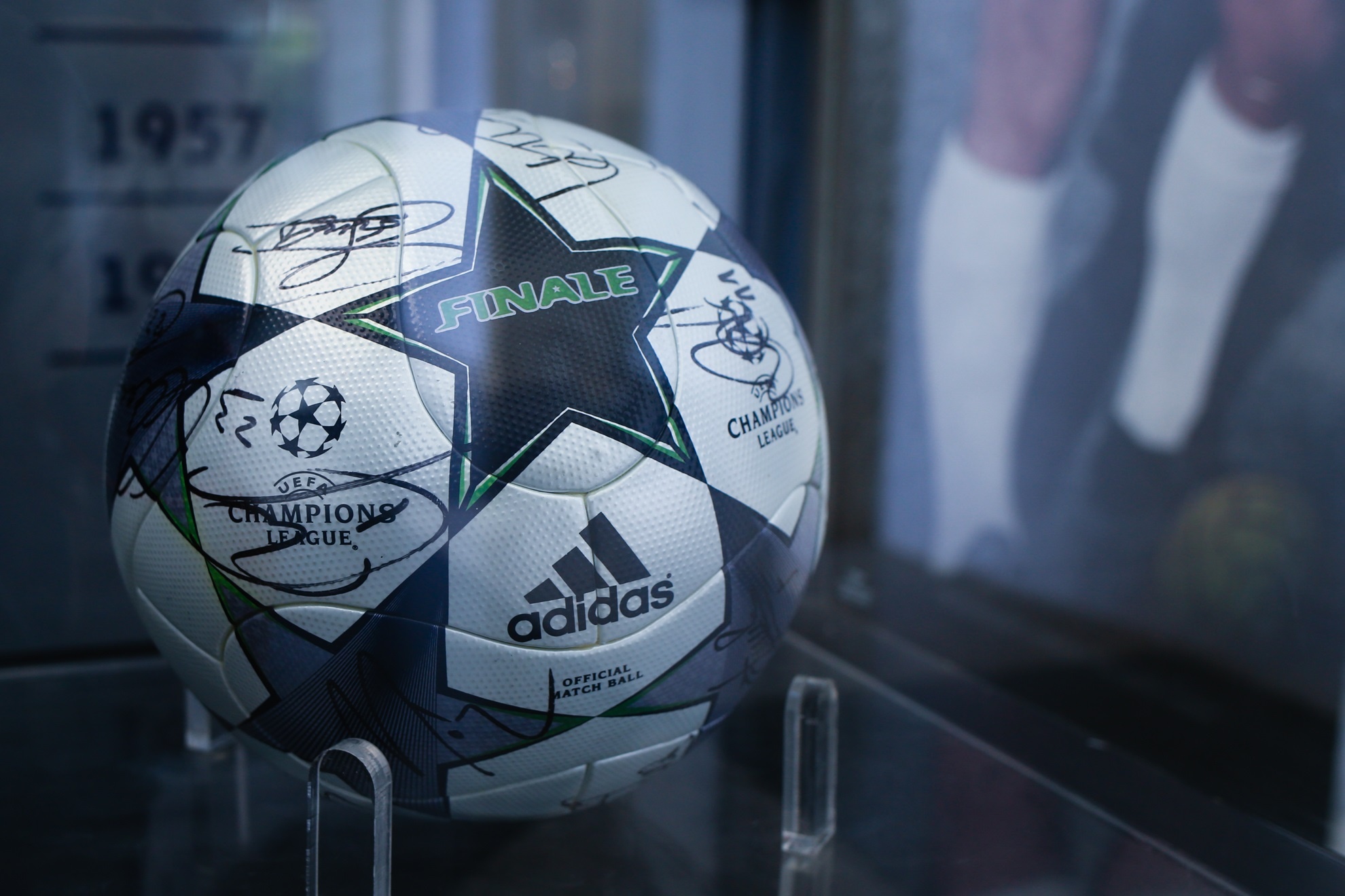 Gullit va Puyol noi xin chao bang tieng Viet anh 12