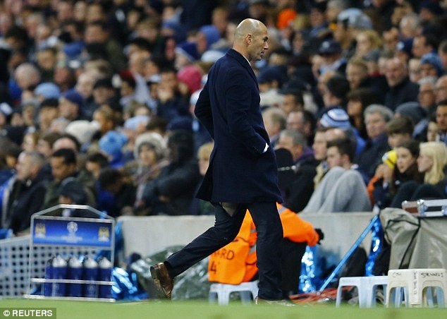 Zidane rách quần ảnh 1 Zidane rach quan anh 1