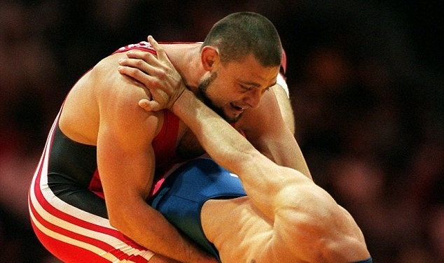 Nha cuu vo dich Olympics dung do nay lua voi canh sat hinh anh