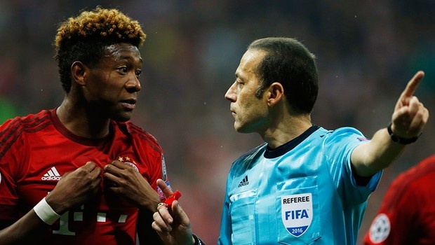 Giam doc Bayern tuc gian voi trong tai vi uu ai Atletico hinh anh