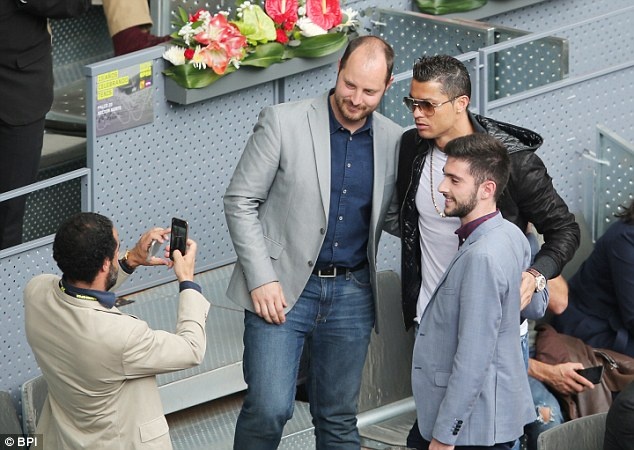 Ronaldo bị chỉ trích vì thô lỗ ảnh 1 Ronaldo bi chi trich vi tho lo anh 1