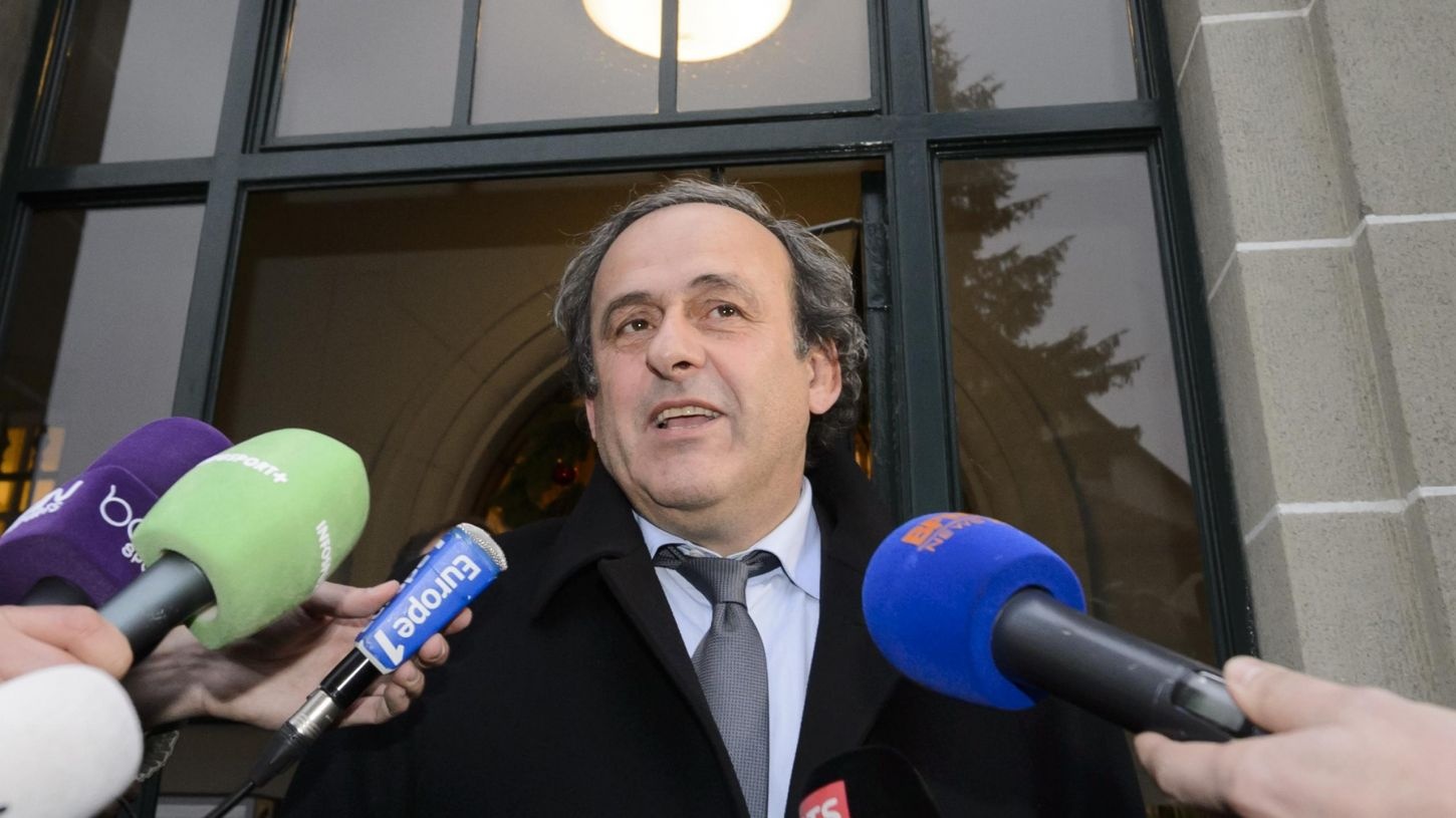 Michel Platini tu chuc chu tich UEFA hinh anh