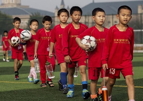 Bong da Trung Quoc va gia vi con thieu de 'hoa rong' hinh anh