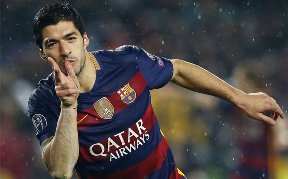 Va chu chim Luis Suarez lai nhay nhot hinh anh