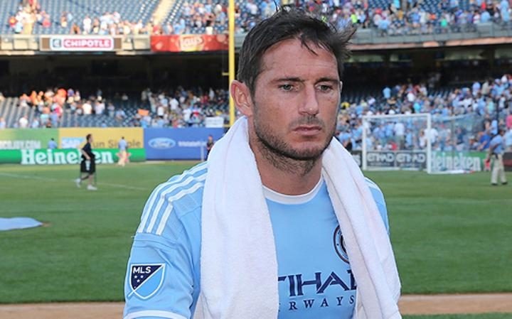 Doi bong cua Lampard, Villa, Pirlo thua 0-7, bi fan la o hinh anh