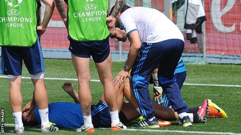 Dong doi hot hoang nhin Ronaldo dinh chan thuong tren san hinh anh