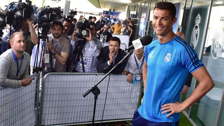 Ronaldo chan thuong anh 9