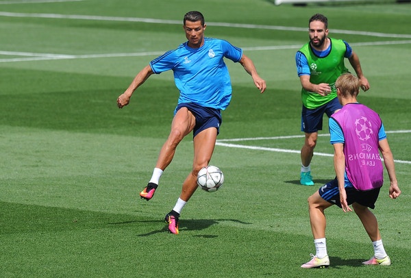 PSG doi mua Ronaldo anh 1