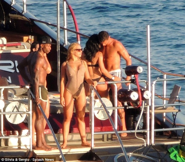 Ronaldo khoe dang cung nguoi dep bi an anh 5