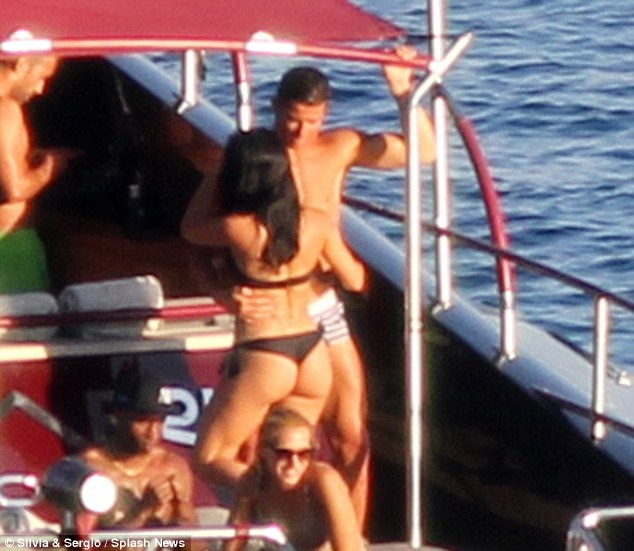 Ronaldo khoe dang cung nguoi dep bi an anh 6