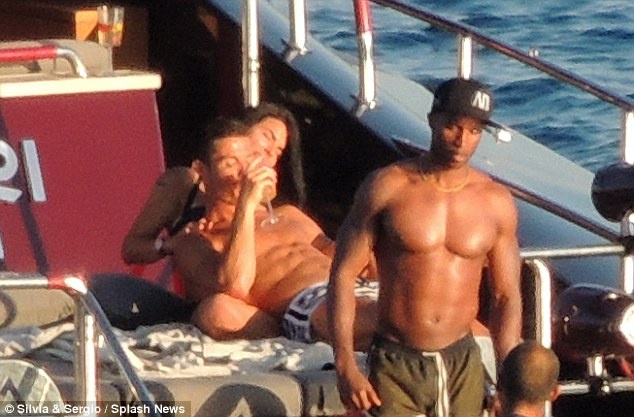 Ronaldo khoe dang cung nguoi dep bi an anh 7