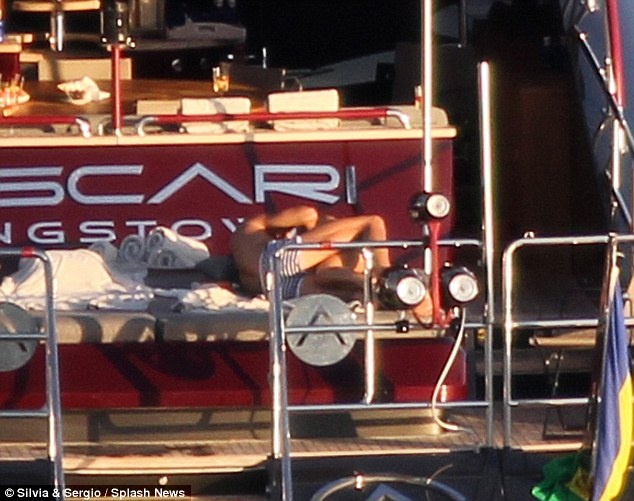 Ronaldo khoe dang cung nguoi dep bi an anh 8