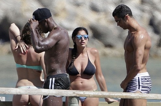 Ronaldo khoe dang, om ap nguoi dep bi an hinh anh