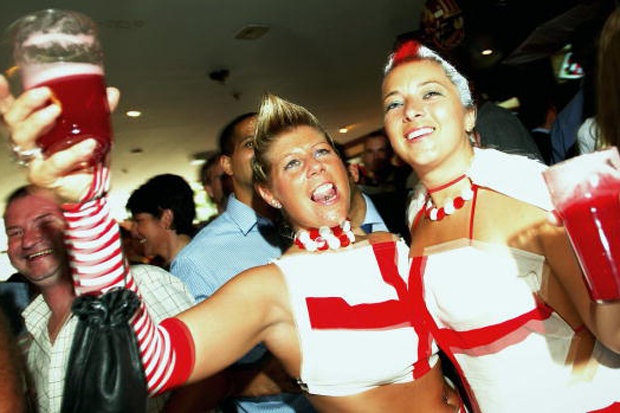 Euro tới, tỷ lệ ngoại tình tăng ảnh 1 Euro toi, ty le ngoai tinh tang anh 1