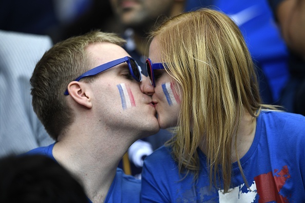 Cổ động viên xinh đẹp trận khai mạc Euro ảnh 4 Co dong vien xinh dep tran khai mac Euro anh 4