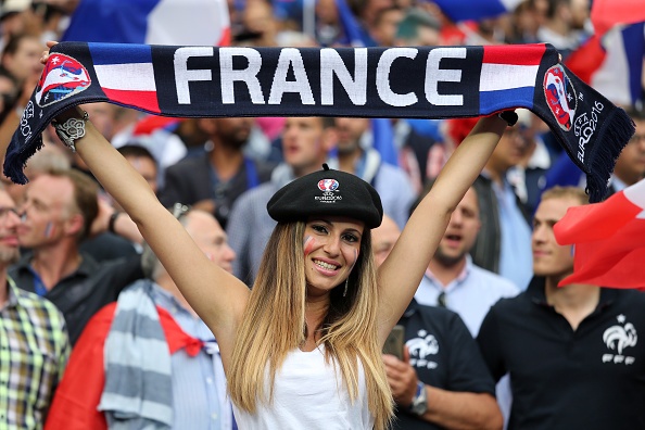 Cổ động viên xinh đẹp trận khai mạc Euro ảnh 2 Co dong vien xinh dep tran khai mac Euro anh 2